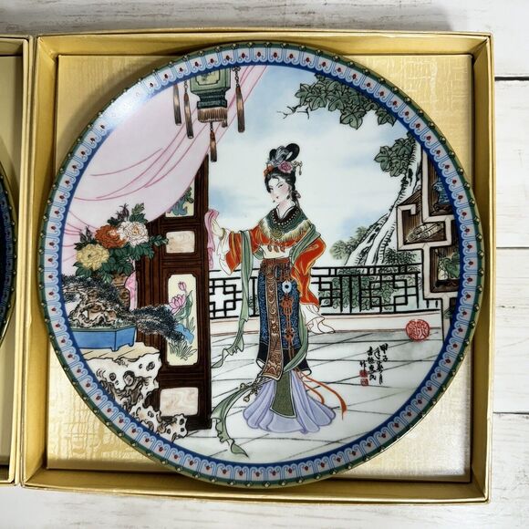 Set of 2 Imperial Jingdezhen Porcelain Plates Beauties of the Red Mansion in Box - Picture 3 of 15